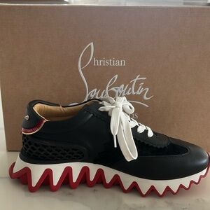Christian Louboutin
Loubishark Donna Red Sole Runner Sneakers